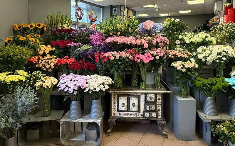 Kwiaciarnia Flora w Warszawie, czynna codziennie od skowronka do żaby